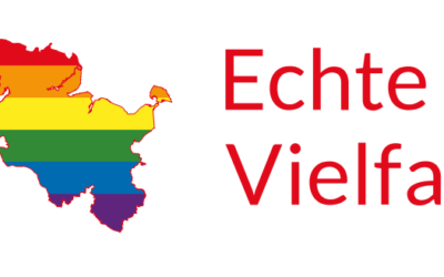 Regenbogenflagge zum Zeichen gegen Queerfeindlichkeit  – am 17. Mai Rathaus Westerland